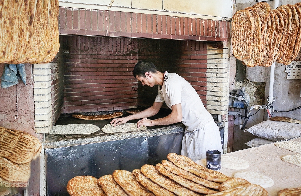 در پی افزایش قیمت نان؛ تکلیف نان آزاد چیست؟، یک کارشناس حوزه آرد و نان با تاکید بر اینکه نان آزاد همیشه گام به گام و متناسب با کیفیتی که ارائه می‌دهد افزایش قیمت داشته دیگر افزایشی نخواهد داشت.