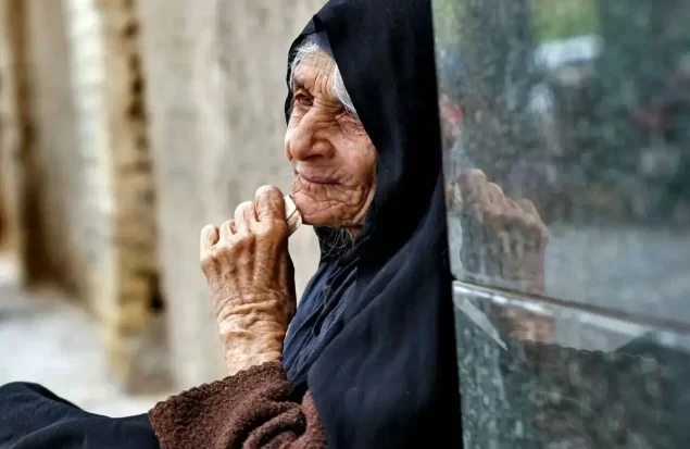 بهره‌مندی از امکانات اقتصادی مطلوب، دسترسی به خدمات بهداشتی درمانی، مسکن،تغذیه مناسب و حق برخورداری از مناسبات اجتماعی که نور امید را در دل سالمندان زنده نگه می‌دارد ازجمله حقوق انسانی آن‌هاست که در بسیاری از موارد این حق‌وحقوق به حاشیه رانده می‌شود.در این میانه چالش زنان سالمند بسیار بزرگ به نظر می‌آید.