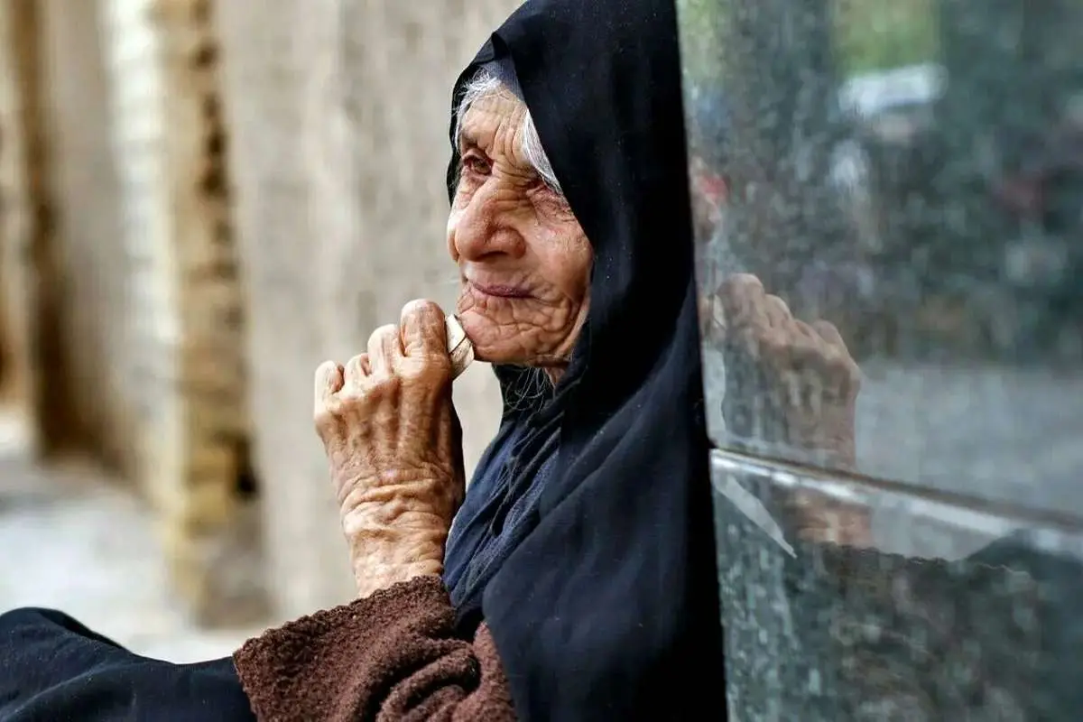 بهره‌مندی از امکانات اقتصادی مطلوب، دسترسی به خدمات بهداشتی درمانی، مسکن،تغذیه مناسب و حق برخورداری از مناسبات اجتماعی که نور امید را در دل سالمندان زنده نگه می‌دارد ازجمله حقوق انسانی آن‌هاست که در بسیاری از موارد این حق‌وحقوق به حاشیه رانده می‌شود.در این میانه چالش زنان سالمند بسیار بزرگ به نظر می‌آید.